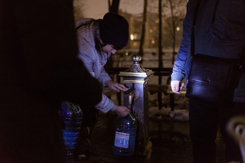 Oamenii iau apă de la o pompă publică din parcul Olesia Gonchara. Kiev, la 24 noiembrie 2022. Foto: Hepta