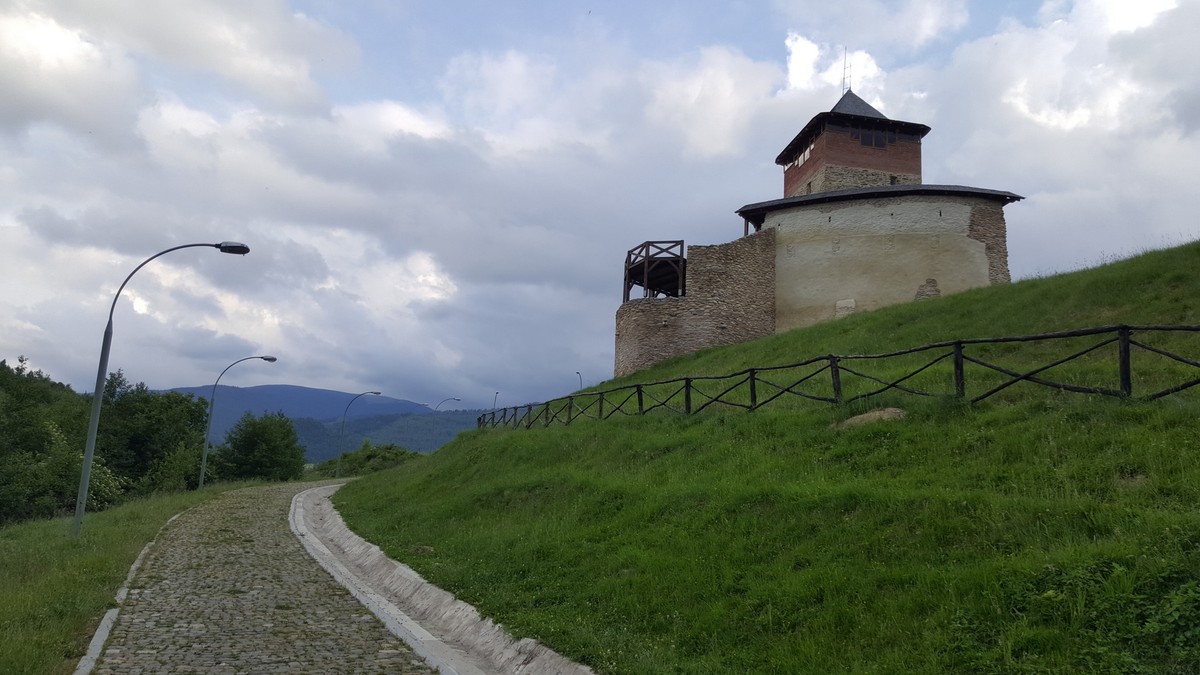 Cetatea Mălăiești din Țara Hațegului, reabilitată cu geamuri termopan
