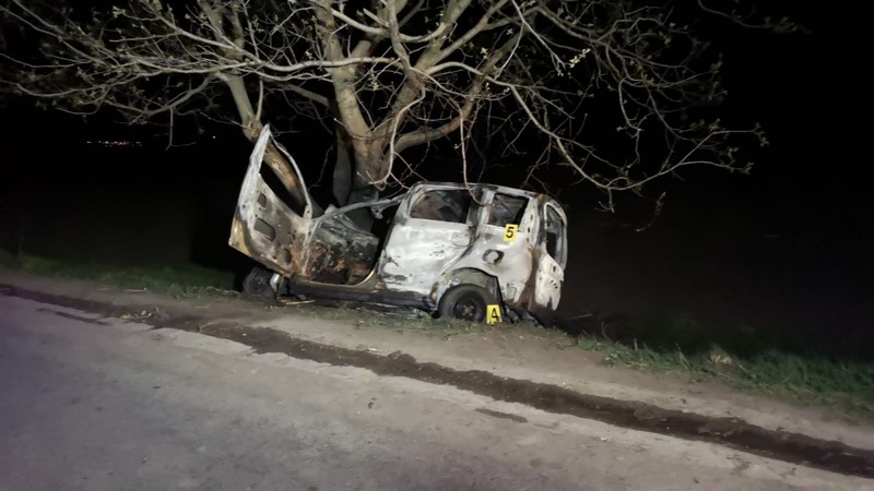 Mașina distrusă în urma incendiului