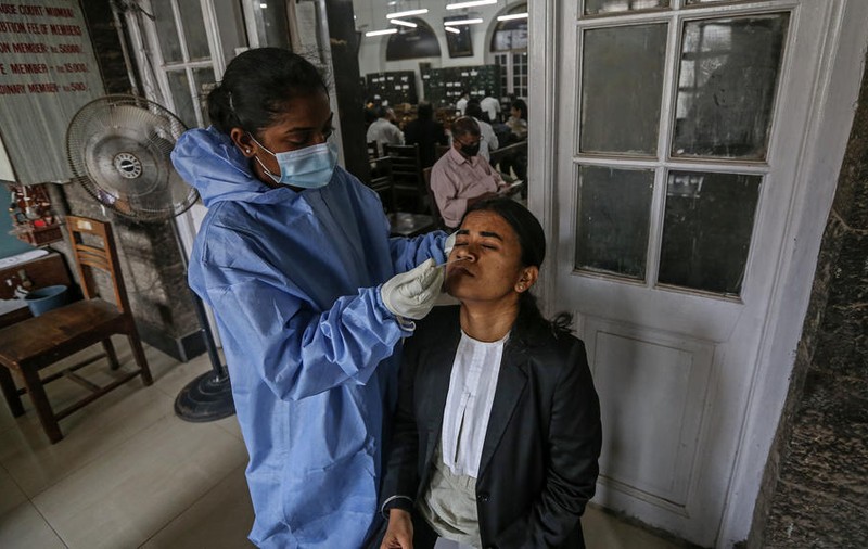 India anunță că a descoperit o nouă variantă COVID dublu mutantă. Experții britanici consideră ”afirmațiile îndrăznețe”