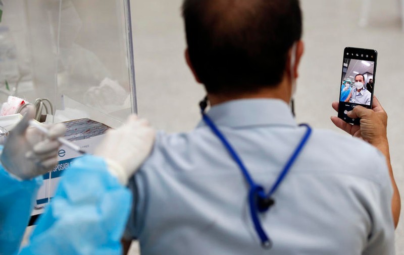 Sunt persoanele vaccinate la fel de contagioase precum cele nevaccinate? Medic: „Nimic nu poate fi mai fals”