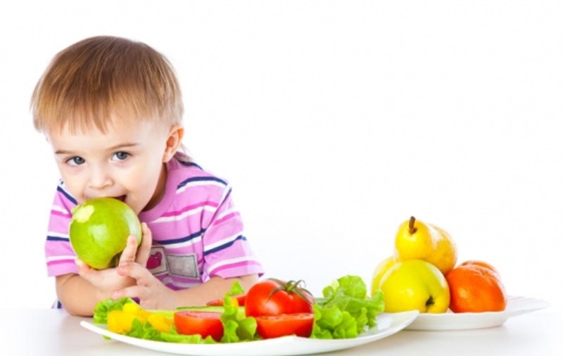 Copiii ar putea fi convinși să mănânce fructe și legume dacă văd regulat imagini cu acestea