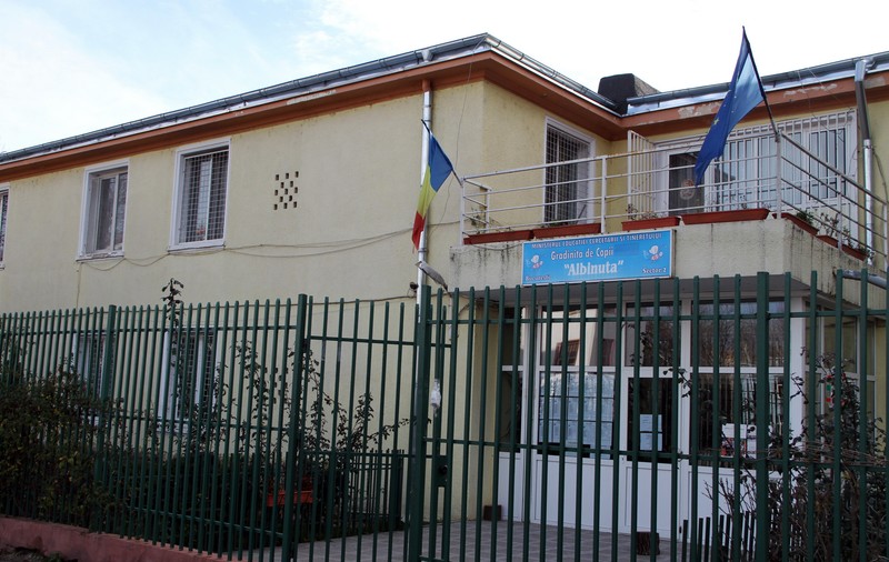 O educatoare judecată pentru că lovea copiii s-a întors în grădiniță. Judecătorii i-au revocat controlul judiciar