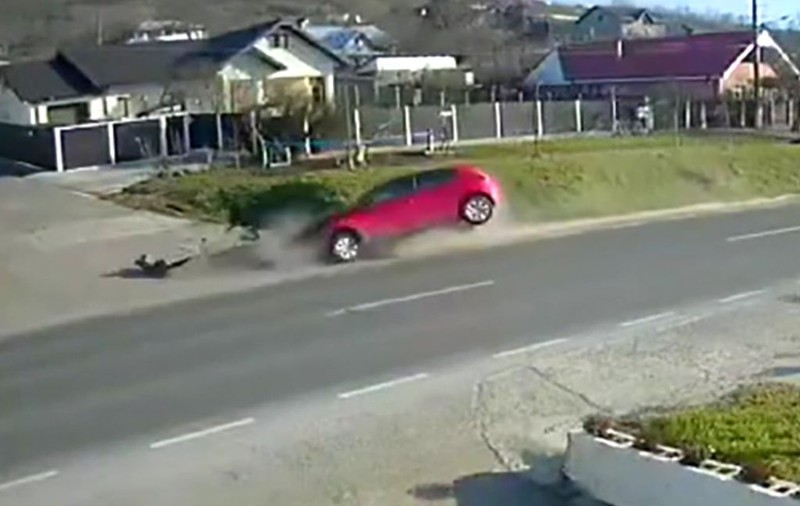 Un tânăr a intrat cu mașina într-un cap de pod, pe o porțiune de drum drept din Muntenii de Jos, județul Vaslui | VIDEO