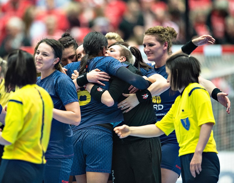 epa05071716 Romanian players celebrate after winning the Women's World Handball Championship quarter final match between Denmark and Romania at Jyske Bank Boxen indoor arena in Herning, Denmark, 16 December 2015. EPA/HENNING BAGGER DENMARK OUT