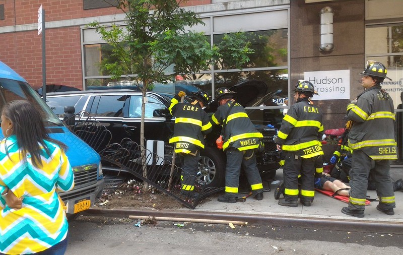 O mașină a intrat în mulțime în New York. Zece persoane au fost rănite