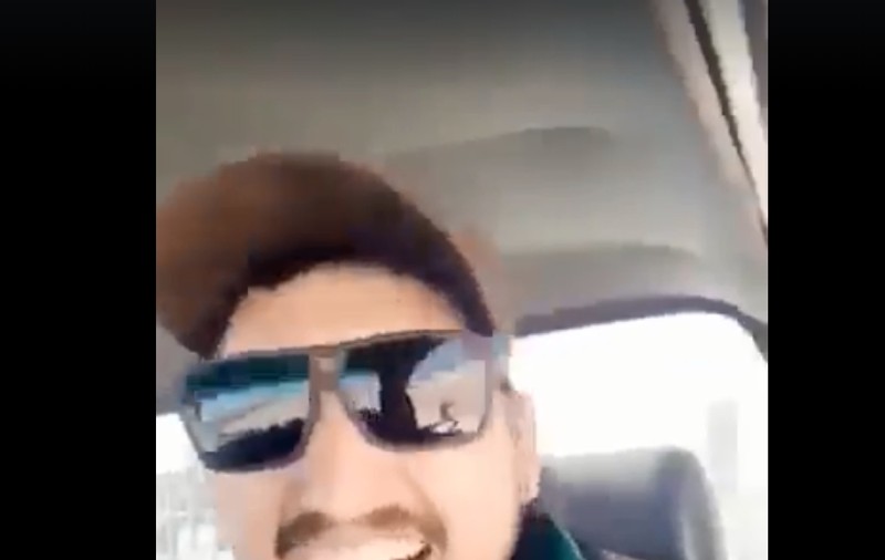 Gest dezgustător și revoltător! Un bărbat lovește cu mașina, hohotind de râs, zece păsări emu / VIDEO ȘOCANT