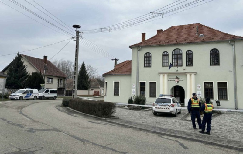 Primarul Orban a fost împușcat în cap chiar în biroul său, cu un pistol de gaze, la Nagytevel, în Ungaria. În clădire e și o grădiniță, copiii au fost evacuați pe geam
