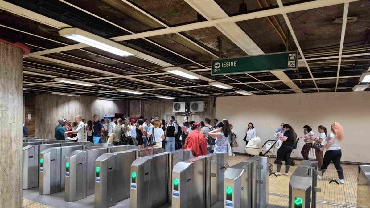 Mai mulți oameni stau la coadă în vestibulul stației de metrou Piața Unirii 1, iunie 2026