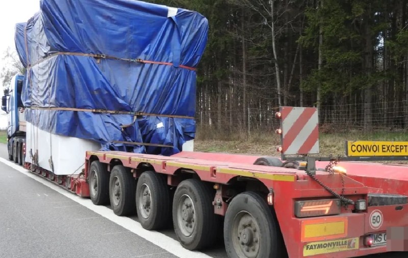 Un șofer român de TIR a închis 9 ore o întreagă autostradă, cu camionul gabarit depășit pentru care nu avea autorizație, în Germania