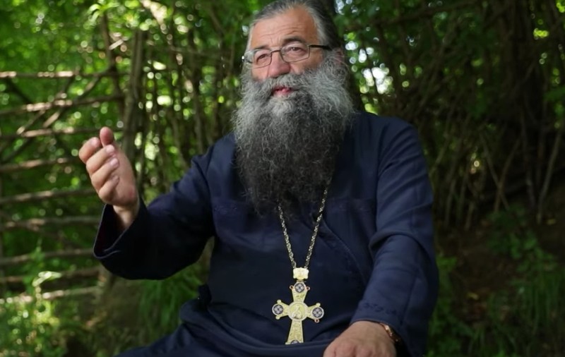 DERAPAJ. Un preot condamnă victimele agresiunilor sexuale: „Fetele nu sunt chiar nevinovate. Dacă el face pușcărie, să facă și ea”. Reacția BOR