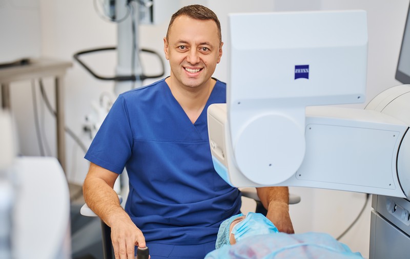 Sunt miop și mă operez. Cum pot fi rezolvate cu laserul problemele de vedere