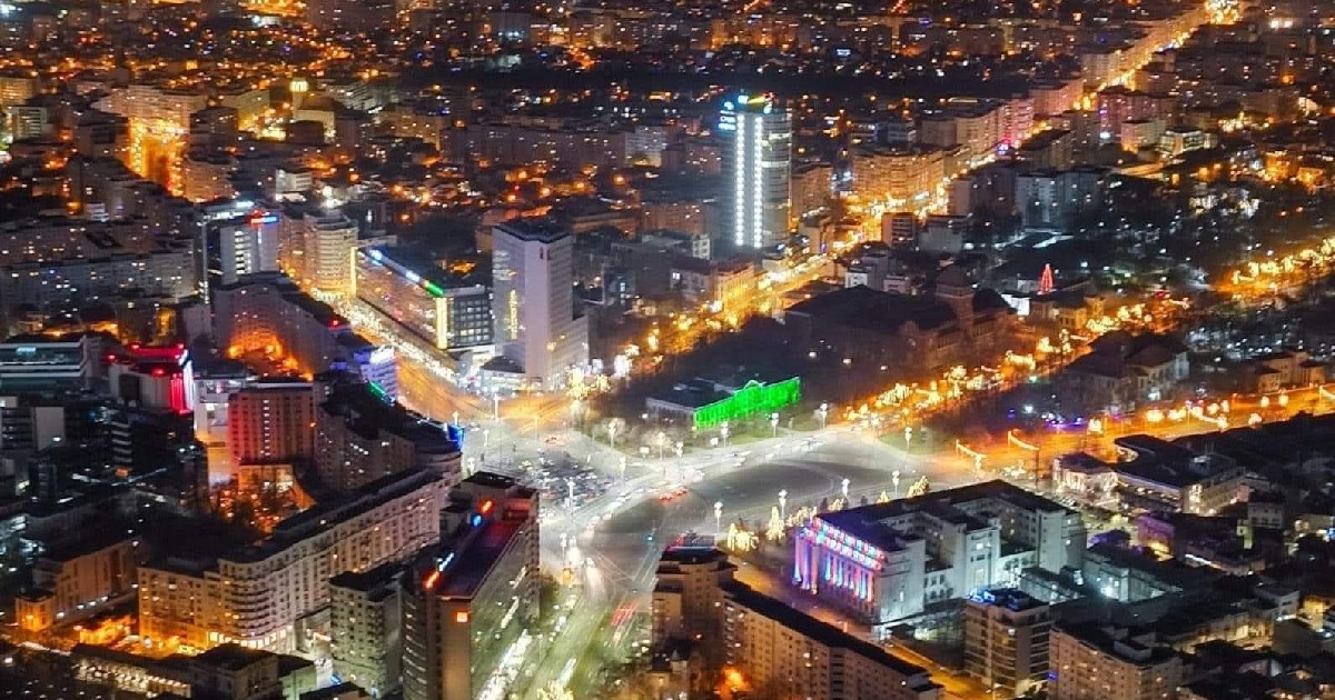 Imagine de ansamblu asupra municipiului București pe timp de noapte