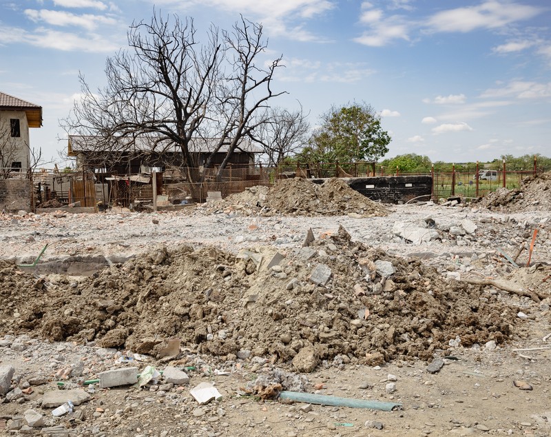 REPORTAJ. La nouă luni de la exploziile din Crevedia, oamenii acceptă posterul primarului pe poartă și oferta de despăgubiri a patronilor stației GPL: „Nu e de-ajuns, dar ce să facem?”