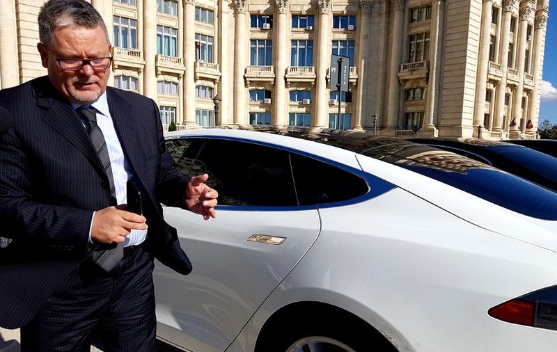 Stații de alimentare pentru mașinile electrice, instalate la Parlament