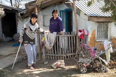 Coca şi Doina urmăresc cu uimire progresele de pe şantierul din curtea lor