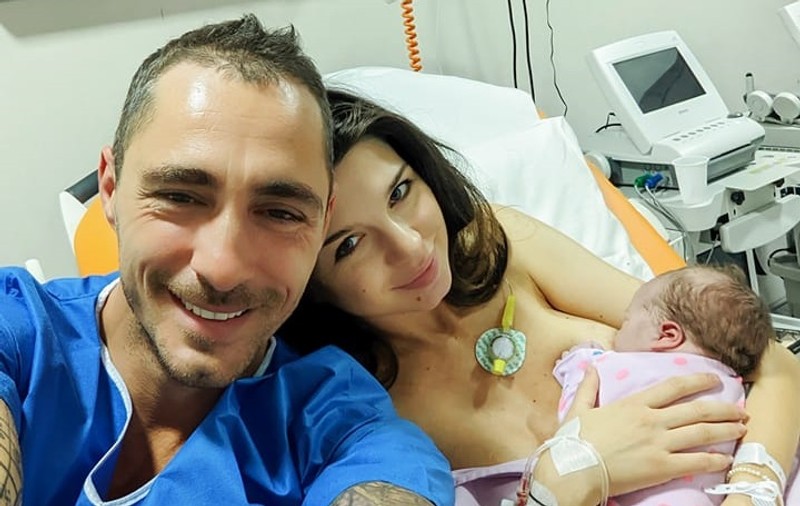 Alice Cavaleru a fost externată. Cum a pozat-o soția lui Vladimir Drăghia acasă pe a doua fetiță: „Copilul e spălat, hrănit, iubit”