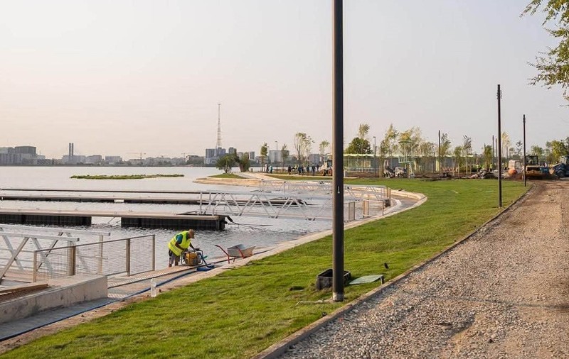 Insula Lacul Morii se deschide pe 18 septembrie Ilie Bolojan a vizitat parcul renovat cu 59 de milioane de lei în Sectorul 6. Sursă foto: Facebook /Ilie Bolojan.