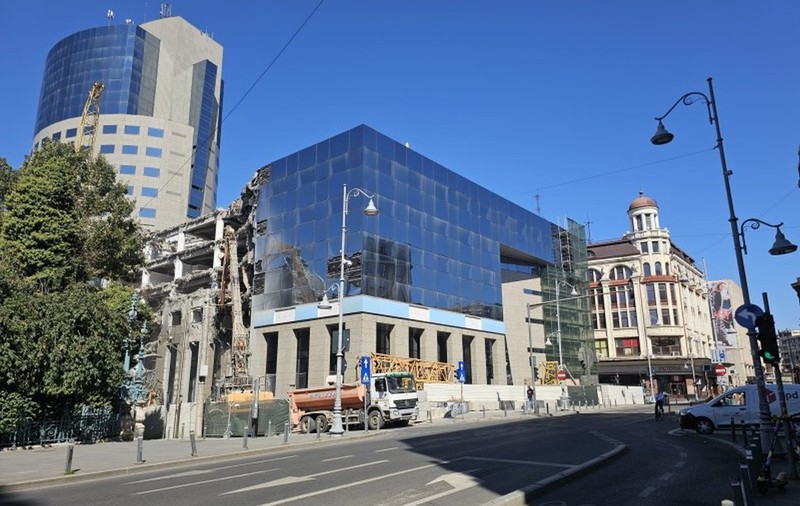 A început demolarea sediului BCR din Calea Victoriei, fostă clădire Bancorex în anii ’90. Cum va arăta zona peste câțiva ani