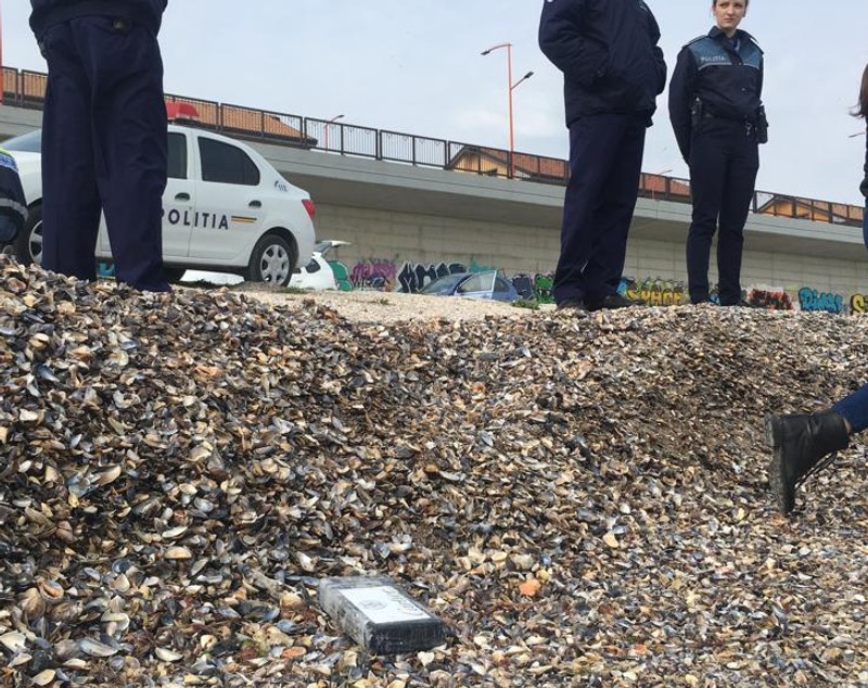 Continuă operațiunea de căutare a drogurilor pe litoralul românesc. 150 de kilograme găsite pe plajă, în ultimele zile, de polițiști și localnici