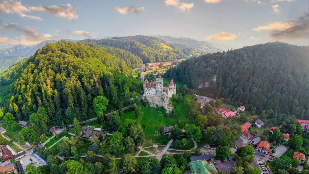 Castelul Bran la apus, vedere aeriana - celebrul Castel Dracula din Transilvania, Romania.