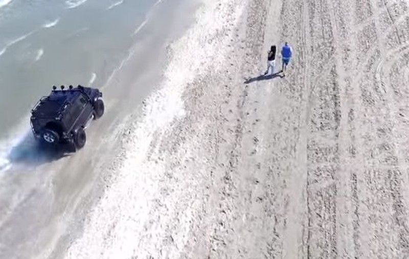 Șoferul care s-a plimbat cu mașina 4x4 pe plaja din Mamaia va primi o amendă usturătoare