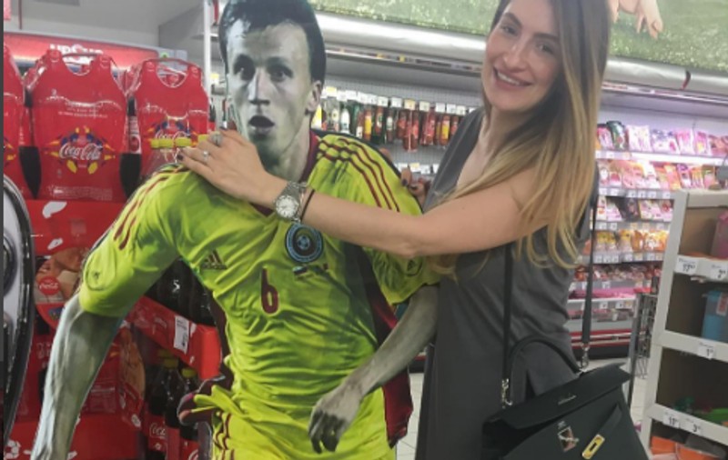 Soțiile și iubitele le duc dorul tricolorilor. Luni e ultima noapte de dragoste înainte de plecarea la Euro