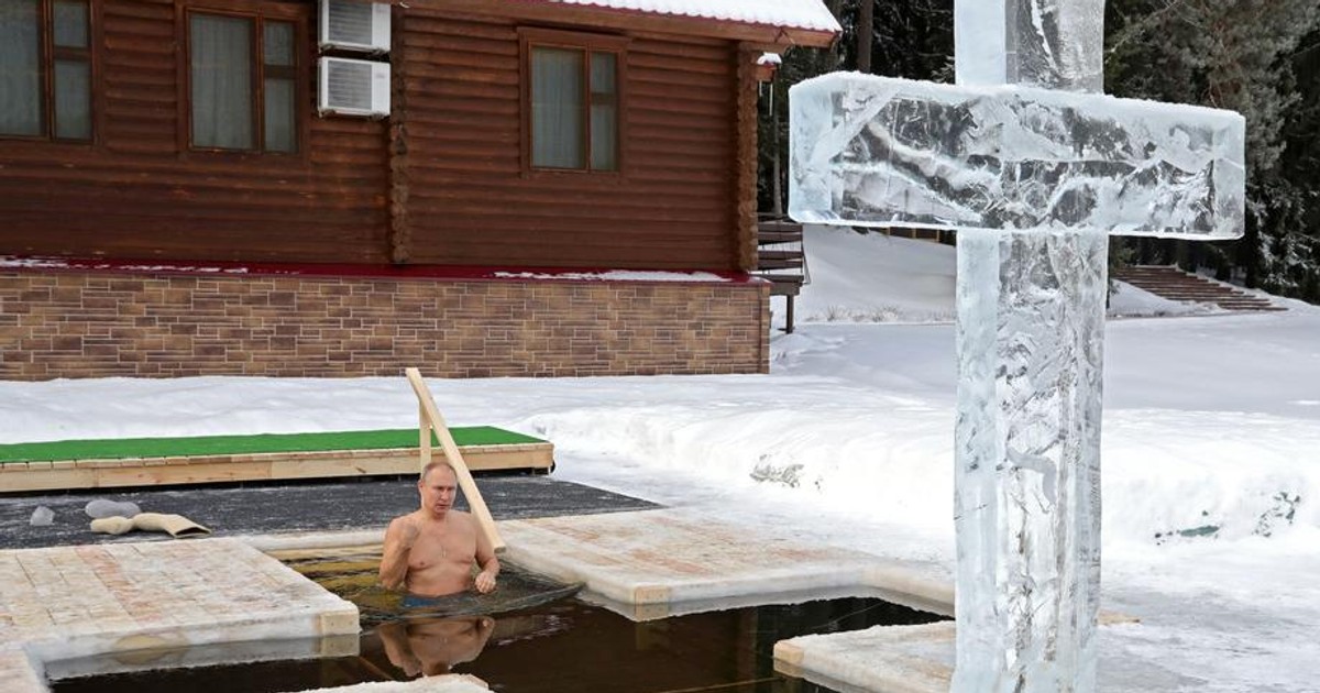 VIDEO | Vladimir Putin a făcut o baie de Bobotează, la minus 20 de grade Celsius