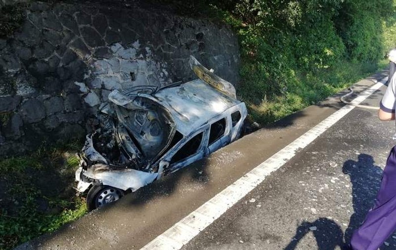 Accident grav în Hunedoara. O maşină a ars şi doi copii sunt printre victime