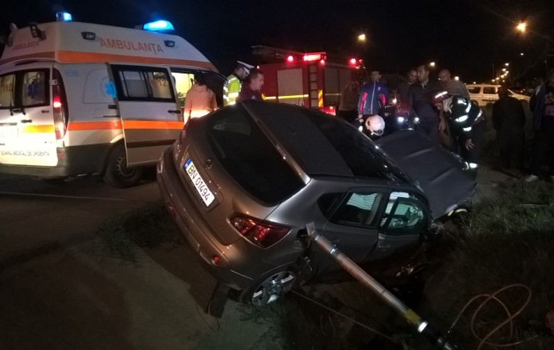 Accident grav în Bistriţa. Un şofer a adormit la volan şi a ajuns cu maşina într-un cap de pod