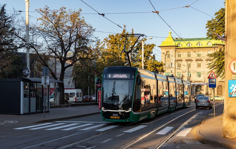 Un bărbat din Iași a fost amendat, după ce a încercat să rupă cu un baston ușile unui tramvai