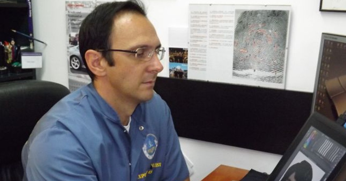 EXCLUSIVITATE / Portretistul Florin Lăzău ”îmbătrânește” copii dispăruți și redă identitate cadavrelor mutilate. criminalistul Florin Lăzău, la biroul său de la IPJ Bihor
