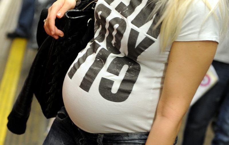 Însărcinată pentru a 14-a oară în speranţa că bebeluşul nu-i va fi luat 