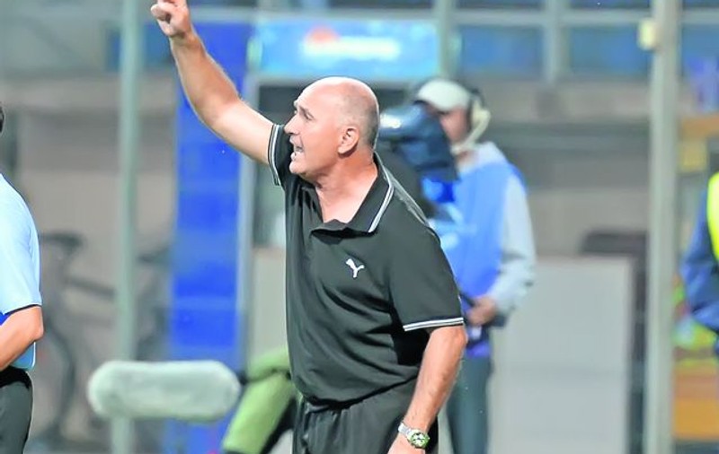 Înainte de FC Braşov, antrenorul a mai fost principal de prima ligă doar în ţara asiatică, la Tabriz, unde a ajuns prin intermediul unui translator de la uzina Tractorul