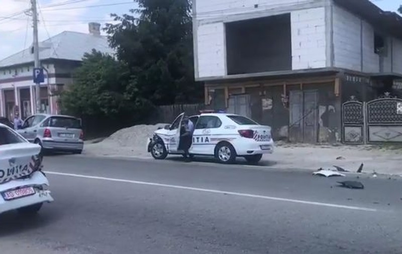 FOTO și VIDEO | Trei mașini noi de poliție s-au ciocnit în Olt, în timp ce încercau să depășească o coloană