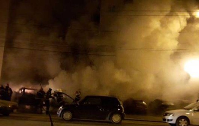 Mașini în flăcări într-o parcare din Timișoara. De la ce a plecat focul