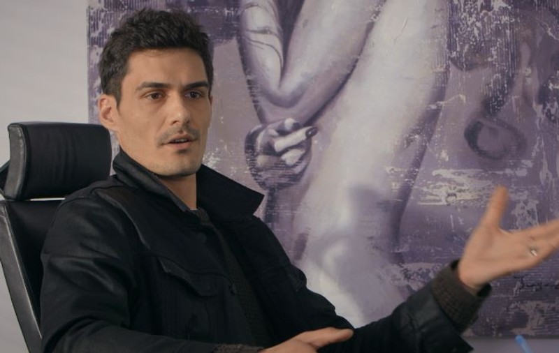 Soțul Andreei Bălan, în rolul unui producător de filme pentru adulți