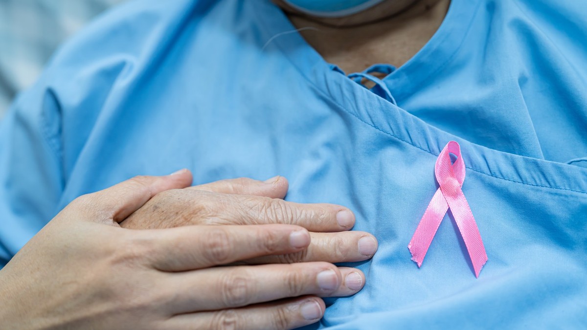 Un pacient cu o funda roz, care semnifică lupta impotriva cancerului de san