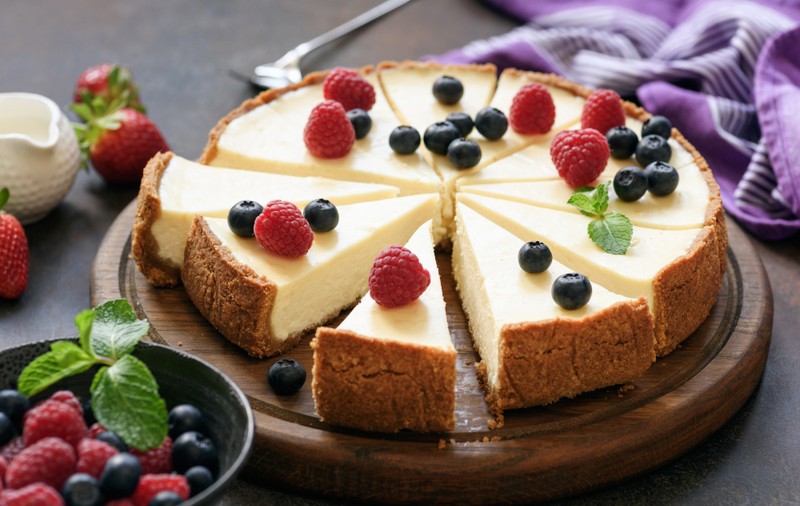 Cheesecake - rețete ușoare pentru prăjitura cu cremă de brânză și cheesecake fără coacere
