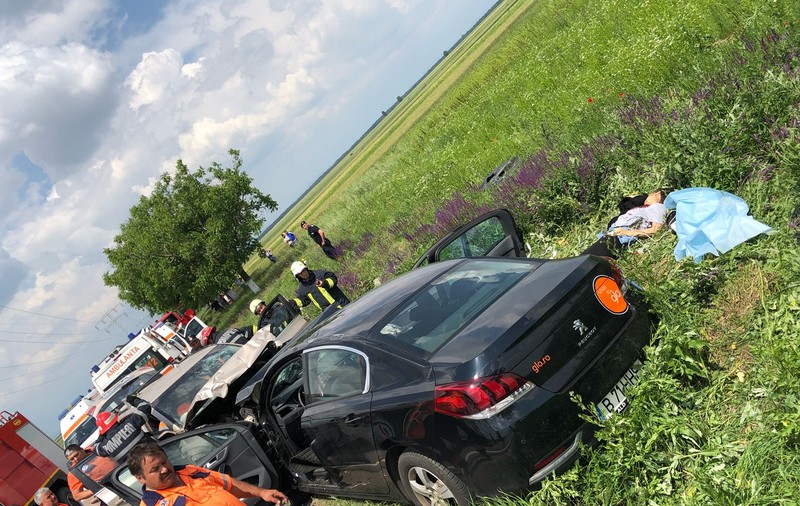 Un mort și patru răniți, într-un cumplit accident petrecut în Dâmbovița/ FOTO