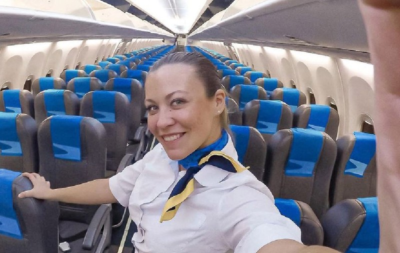 Stewardesa Barbara, despre experiențele nebunești din avion: „I-am pus o mască pentru ochi și l-am acoperit cu o pătură, pentru a face situația cât mai discretă”