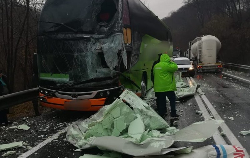 Accident pe DN1, în județul Sibiu. Un autocar cu peste 20 de pasageri s-a ciocnit de un camion