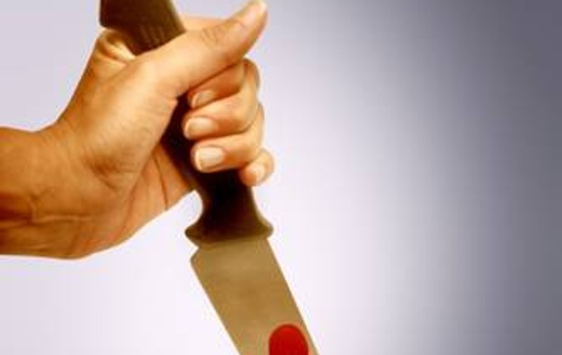 CÂTĂ SĂLBĂTICIE într-un club din Suceava! Un adolescent a fost înjunghiat în gât!