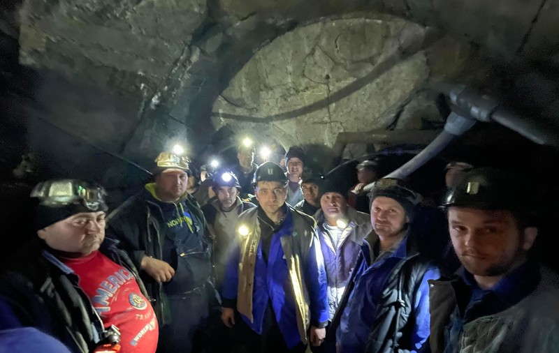 Minerii aflați de cinci zile în grevă, trimiși de directorul Minei Crucea „la sparanghel, în Germania”, dacă nu le convine situația