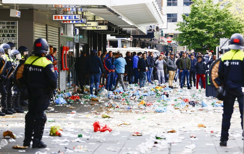 Liga Campionilor. A început nebunia înainte de cel mai încins meci din această seară: Napoli - Feyenoord. Trei suporteri olandezi au fost arestați