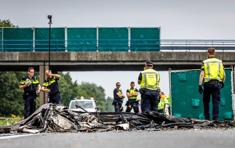 Un avion de mici dimensiuni s-a prăbușit și a luat foc pe o autostradă din Olanda. Pilotul a murit | VIDEO