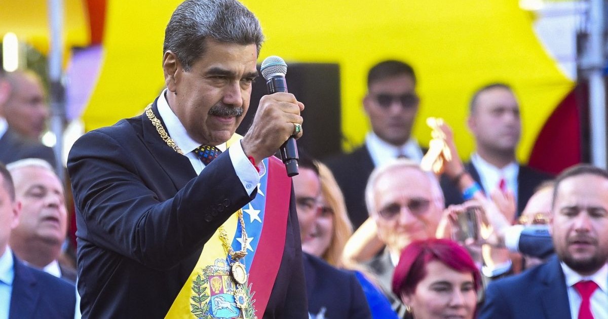 Președintele Venezuelei, Nicolás Maduro, ține un discurs în fața palatului prezidențial Miraflores din Caracas, după învestirea sa, 10 ianuarie 2025.