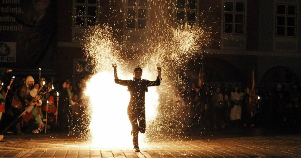 Jonglează cu focul. 12 brașoveni fac spectacol la festivalurile medievale