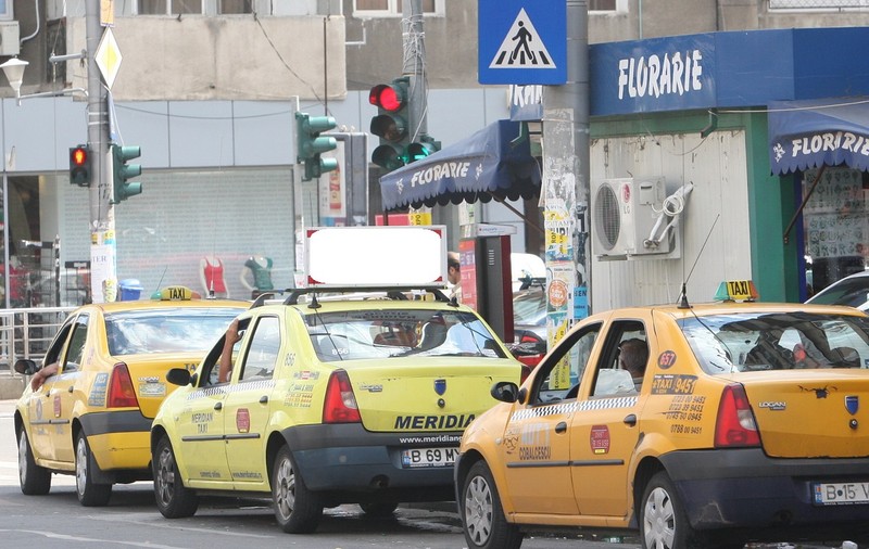 Cum să nu fi păcălit de taximetriști în noaptea de Revelion. Sfaturile de care trebuie să ții cont