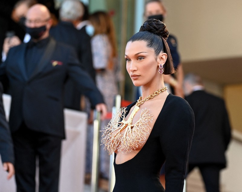 Bella Hadid și-a făcut prima operație estetică la 14 ani. Neagă că ar mai avea alte intervenții: „Haideți să punem capăt acestor speculații”